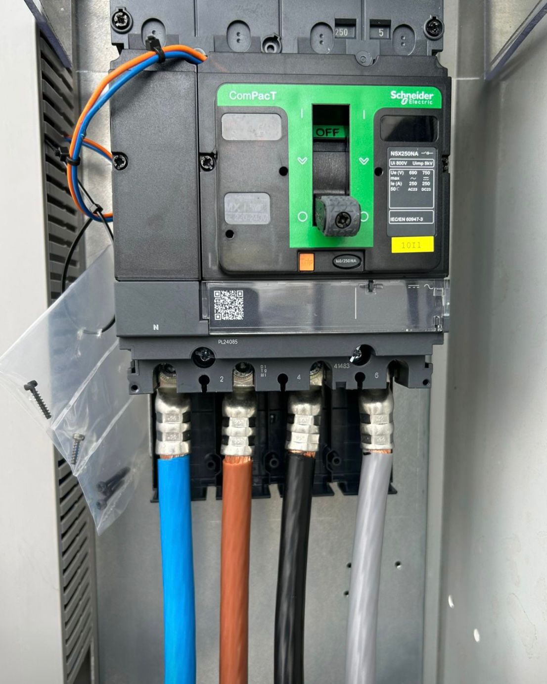 Leistungsschalter fertig angeschlossen